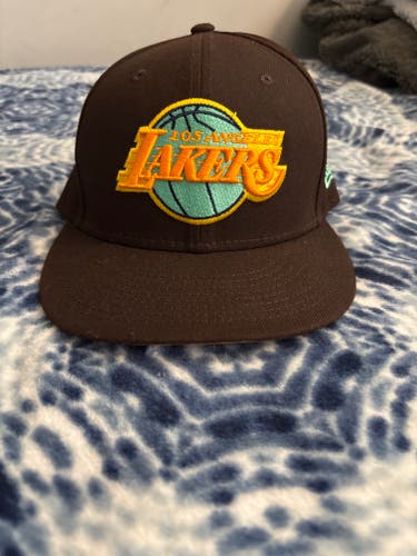 Brown Men's Los Angeles Lakers fitted size to 7 1/4 head size New Era Hat (Used)