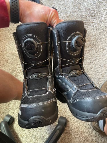 1Y (Big Kids / Youth) Thirty Two Kids Boa Snowboard Boots (Used)