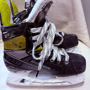 Black Bauer Supreme 3S Hockey Skates Regular Width Size 2 (Used)