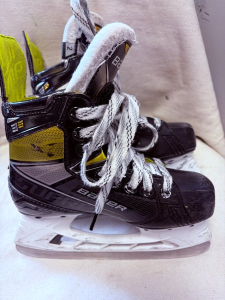 Black Bauer Supreme 3S Hockey Skates Regular Width Size 2 (Used)
