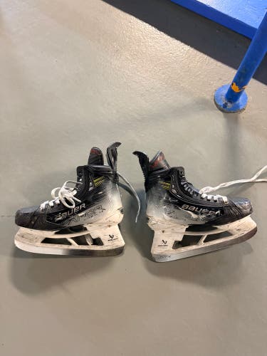 Bauer Vapor Hyperlite 2 Hockey Skates Size 5.5 (Used)