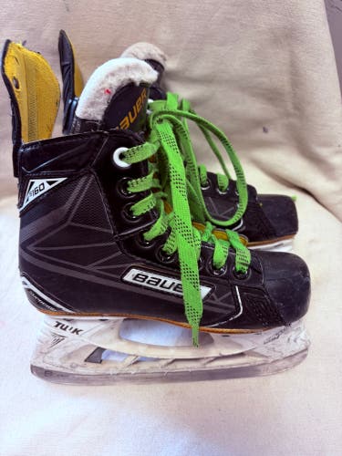 Black Bauer Supreme S160 Hockey Skates Size 1 (Used)