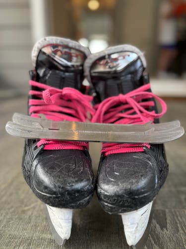 2023 Bauer Vapor X5 Pro Hockey Skates Regular Width Size 3.5 (Used)