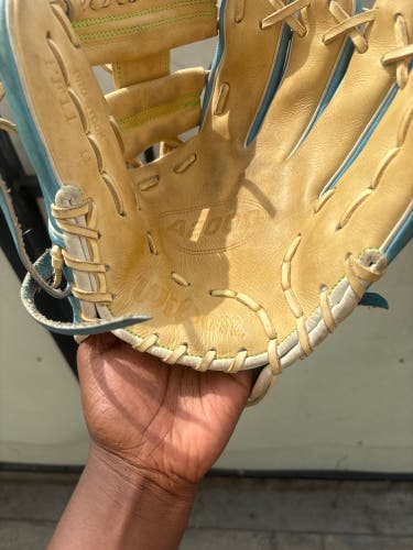 2025 Wilson A2000 RH Infield Baseball Glove 11" (Used)