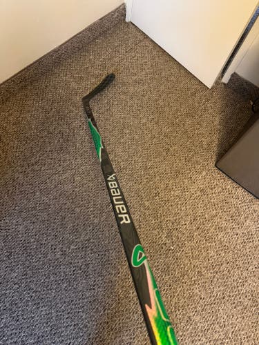 Senior Bauer Vapor Flylite Right Handed Hockey Stick P92 77 Flex Pro Stock (New)
