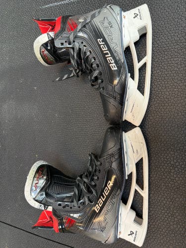 2023 Bauer Vapor X5 Pro Hockey Skates Regular Width 9.5 (Used)