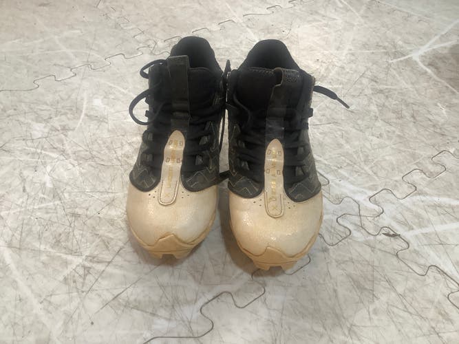 Black Kids 4.5Y (Big Kids / Youth) Youth Under Armour Molded Cleats Cleats (Used)