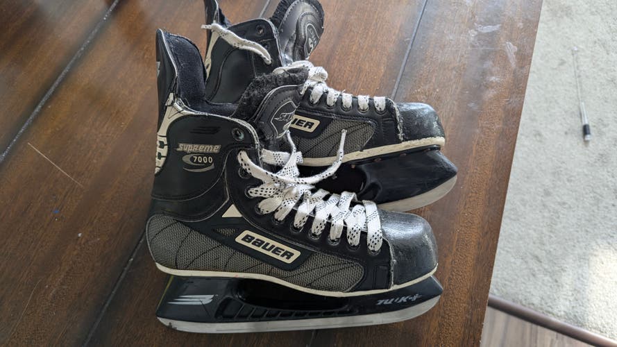 Black Bauer Supreme 7000 Hockey Skates Regular Width (Used)