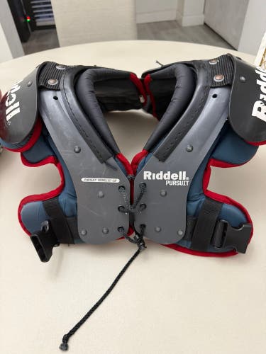 Medium Youth Riddell Pursuit Shoulder Pads (Used)