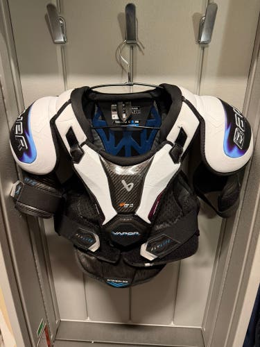 Men's Large Intermediate Bauer Vapor Flylite Shoulder Pads (Used)