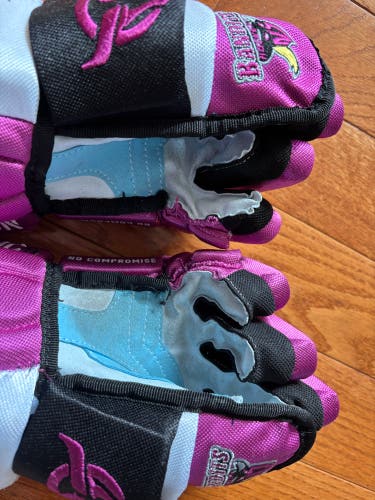 Stark NC9 Girls Gloves W12" Pro Stock (Used)