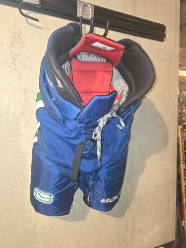 Vancouver Canucks Medium Bauer Vapor Pro Hockey Pants (used)