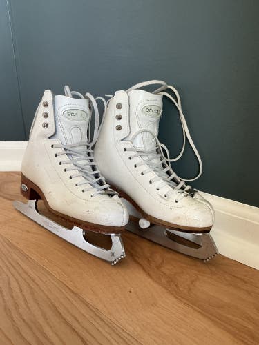Riedell Figure Skates B Junior 1.5 (Used)