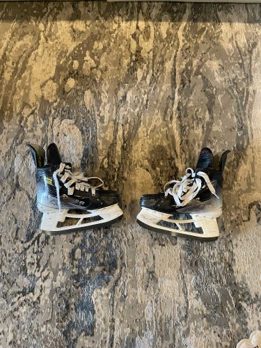 2023 Bauer Vapor Hyperlite 2 Hockey Skates Regular Width 6.5 (Used)
