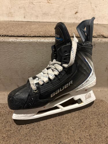 2025 Bauer Vapor Flylite Hockey Skates Regular Width Size 4.5 (Used)