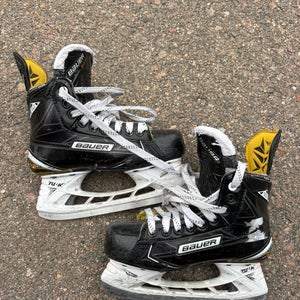 Junior Bauer Supreme Ignite Pro+ Hockey Skates Regular Width Size 2.5 (Used)