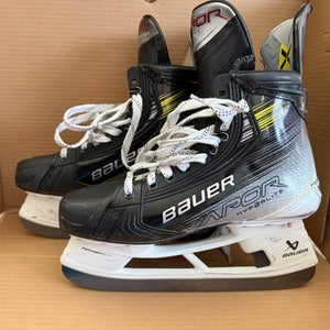 2023 Bauer Vapor Hyperlite 2 Hockey Skates Regular Width 8.5 (Used)