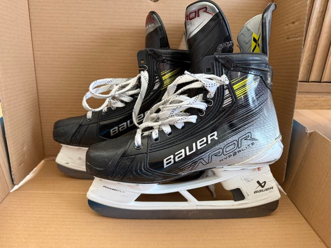 2023 Bauer Vapor Hyperlite 2 Hockey Skates Regular Width 8.5 (Used)