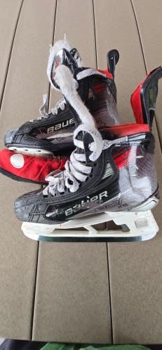 Black 2023 Bauer Vapor 5x Pro Hockey Skates Regular Width Size 4 (Used)