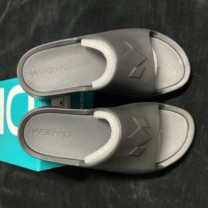 Diadem Court Slide Men’s 6 Women’s 7.5 (Black)