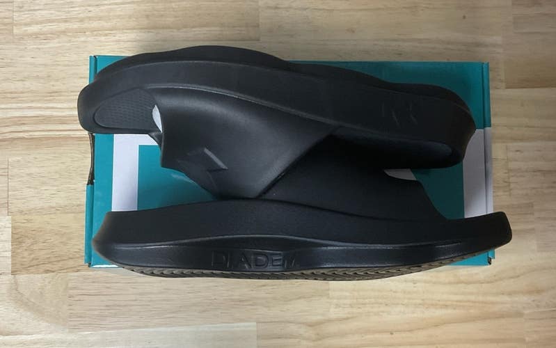 Diadem Court Slides Mens 6 Womens 7.5 (Black)