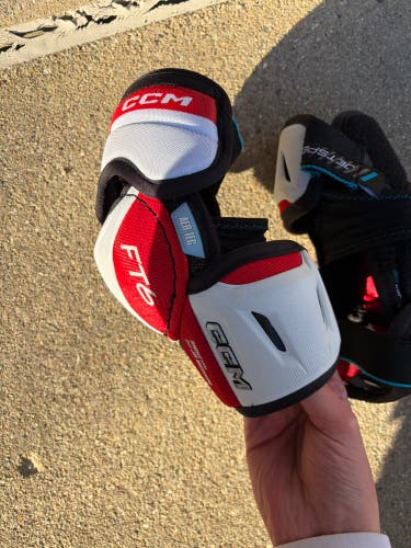 Junior Medium CCM JetSpeed FT6 Elbow Pads (Used)