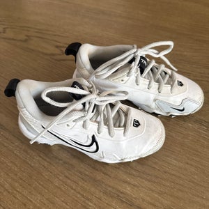 White Kid's 11K (Little Kids) Youth Nike FastFlex Molded Cleats (Used)
