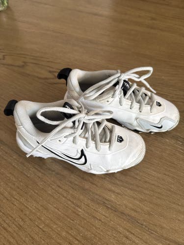 White Kid's 11K (Little Kids) Youth Nike FastFlex Molded Cleats (Used)
