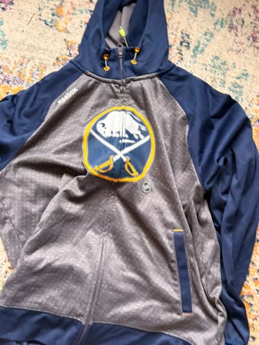 Gray Men's buffalo Sabres large Reebok Sweatshirt (Used)