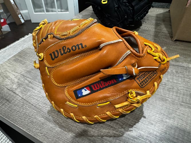 Wilson A2575 RH Catcher's Baseball Glove 32.5" (Used)