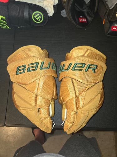 Dallas Stars Winter Classic Seguin Bauer Vapor Hyperlite Gloves 14" 14" (used)