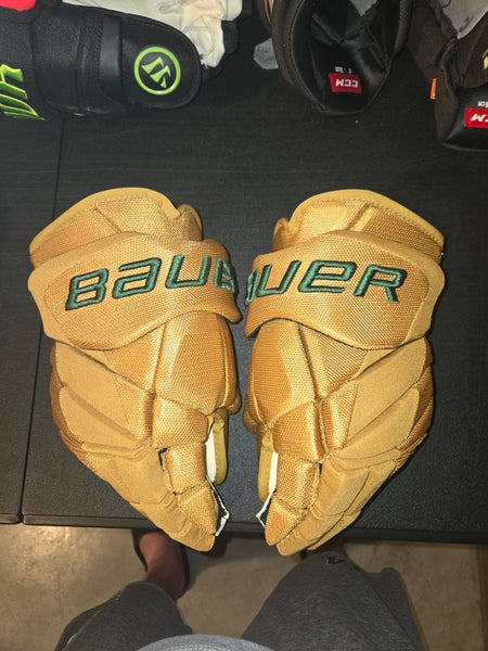 Dallas Stars Winter Classic Seguin Bauer Vapor Hyperlite Gloves 14" 14" (used)