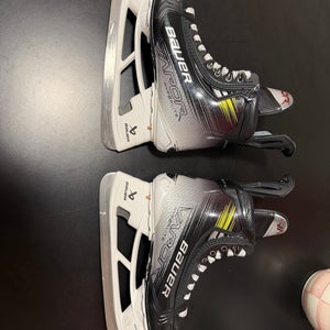 2023 Bauer Vapor Hyperlite 2 Hockey Skates Regular Width 9.5 (Used)