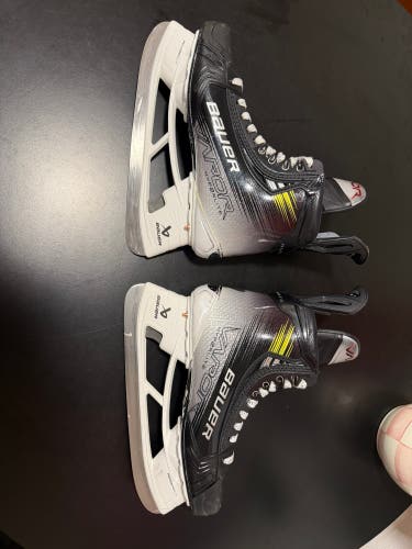 2023 Bauer Vapor Hyperlite 2 Hockey Skates Regular Width 9.5 (Used)