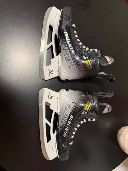 2023 Bauer Vapor Hyperlite 2 Hockey Skates Regular Width 9.5 (Used)