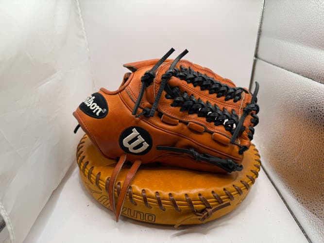 Pitcher's RH Wilson A2K D33 Baseball Glove 11.75" (Used)