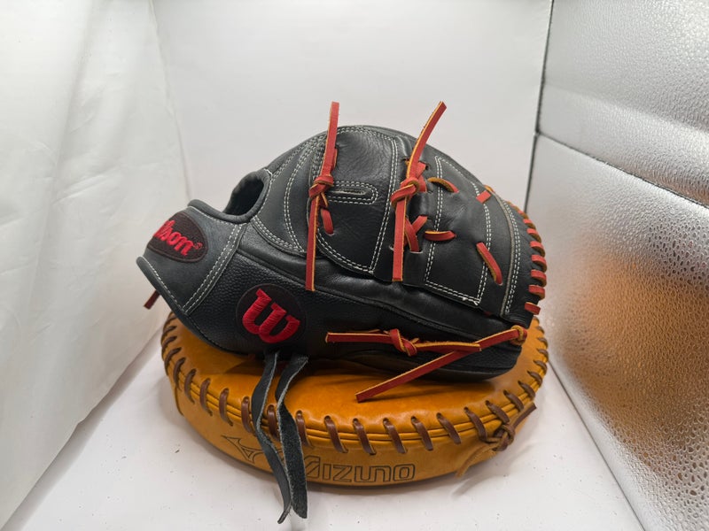 Pitcher's RH Wilson A2000 B2 Baseball Glove 12" (Used)
