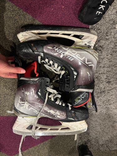 2021 Bauer Vapor Hyperlite Hockey Skates Regular Width 9 (Used)