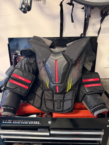 Medium Bauer Vapor Hyperlite 2 Goalie Chest Protector (Used)