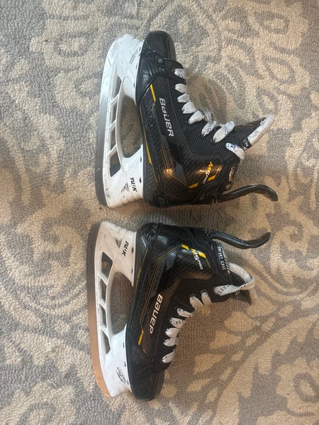 Black 2022 Bauer Supreme M5 Pro Hockey Skates Wide Width Size 4.5 (Used)