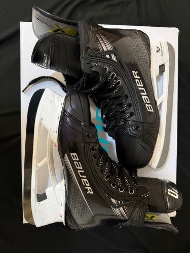 Black 2023 Bauer Vapor Hyperlite 2 Hockey Skates Regular Width Pro Stock 7.5 (Used)