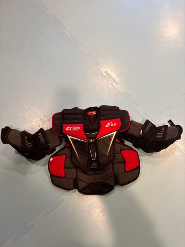 Medium CCM Extreme Flex Shield E2.9 Goalie Chest Protector (Used)