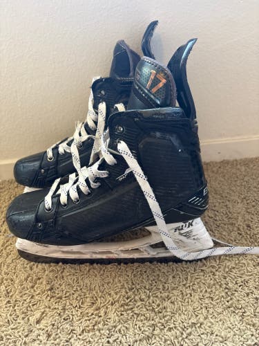 Black 2022 Bauer Supreme Mach Hockey Skates Regular Width Pro Stock 8.5 (Used)