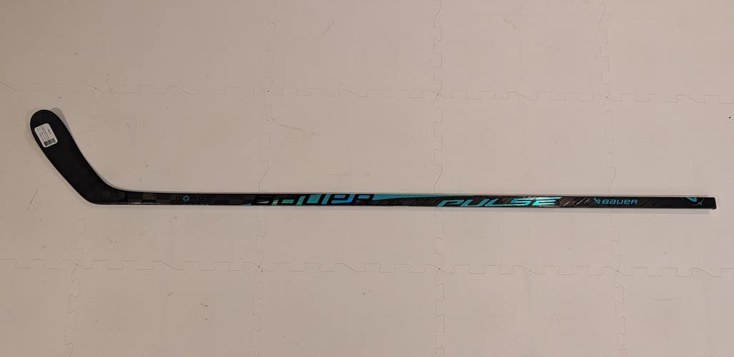 Senior Bauer Pulse Grip Right Handed Hockey Stick P28 77 Flex (New)