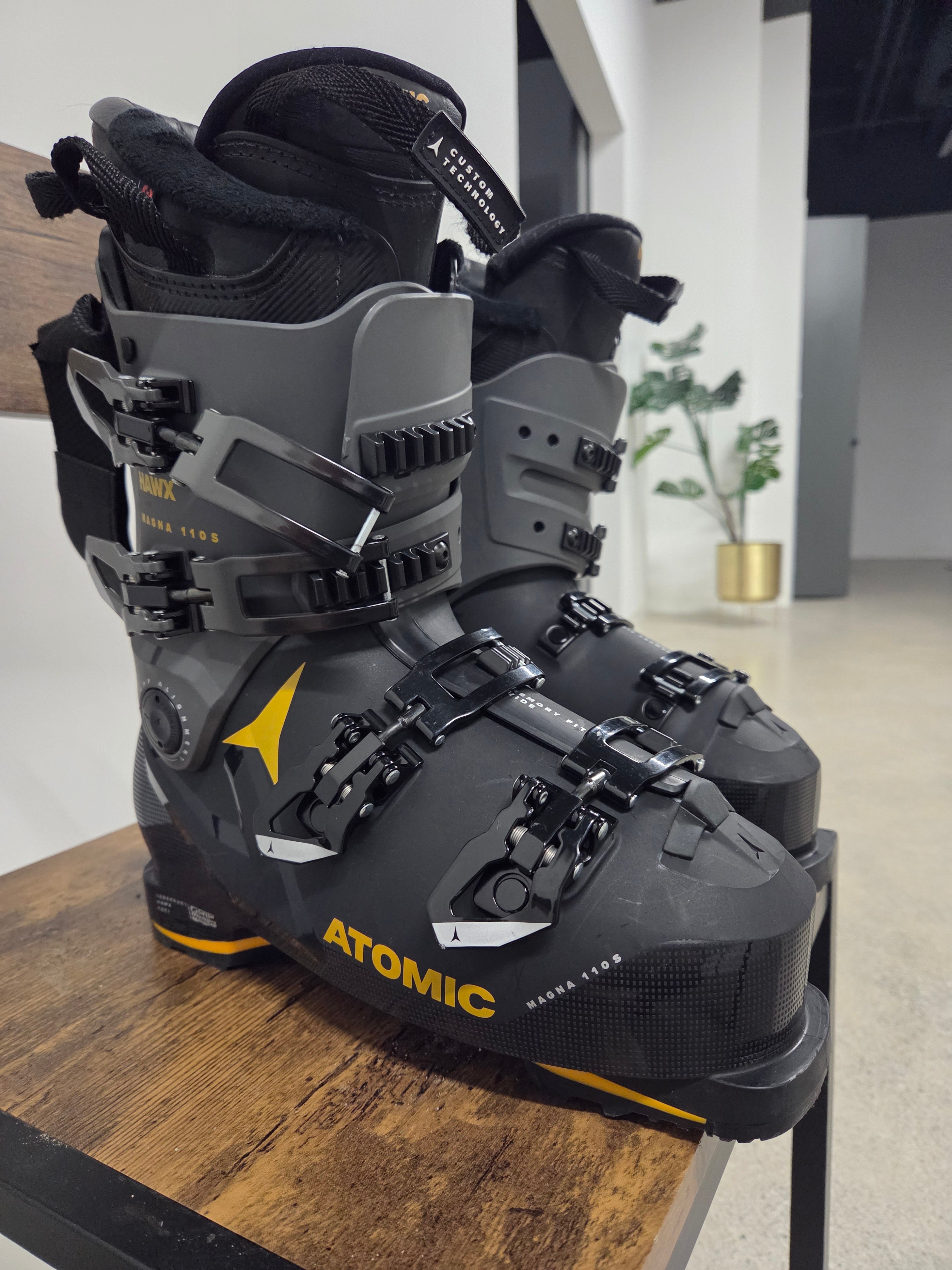 Atomic Hawx Magna 26.5 Mondo | SidelineSwap | Buy and Sell on