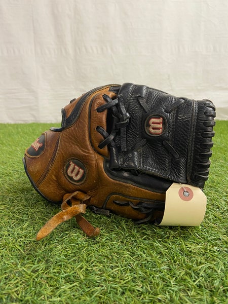 Wilson A900 RH Infield Baseball Glove | 11"