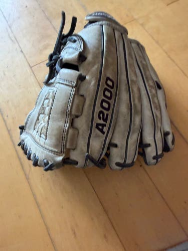 Wilson A2000 RH Softball Glove 12" (Used)