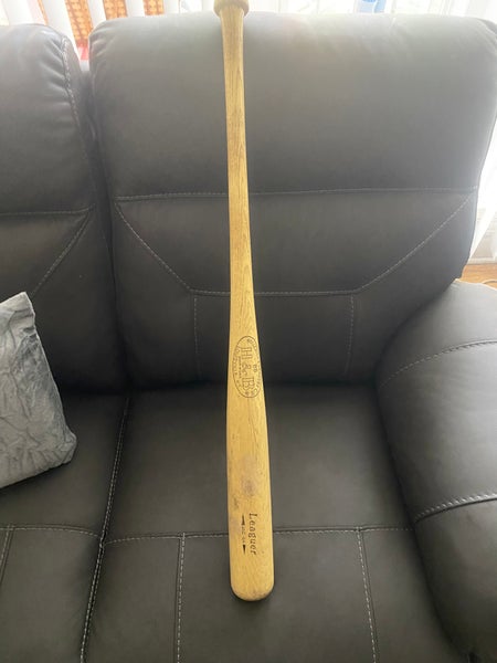 Louisville Slugger Bat 32 oz 34" (Used)