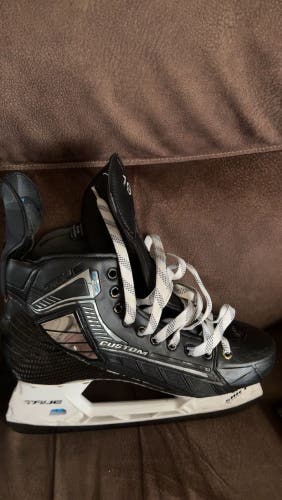 True Pro Custom Hockey Skates Regular Width 11.5 (Used)