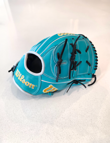 Wilson RH Pitcher's A2000 SA17 Baseball Glove 12" (Used)